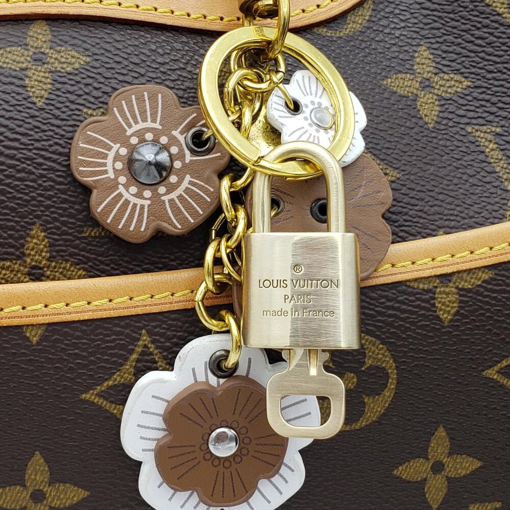LV Gold Padlock 🔑 Authentic Louis Vuitton Charm + Unbranded Flower Keychain - Picture 8 of 9